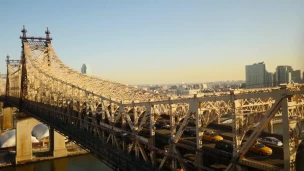 Autoverkehr überquert Brücke — Stockvideo