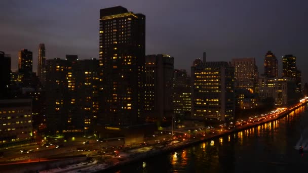 Rascacielos de la ciudad de Nueva York por la noche — Vídeo de stock