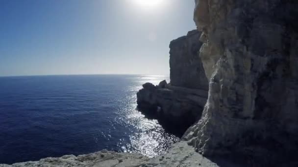 Paisagem marinha da costa panorâmica à luz do sol — Vídeo de Stock