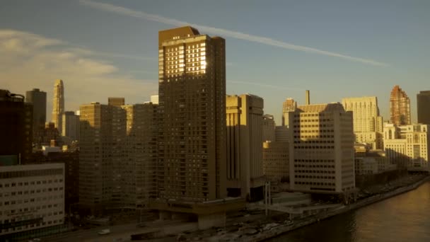 New york city skyscrapersand bij zonsondergang — Stockvideo