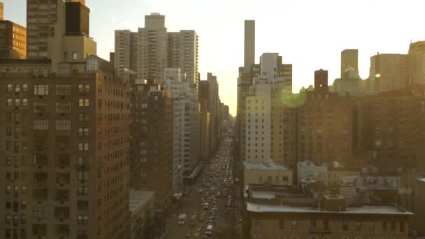 Pont et voitures de circulation au coucher du soleil — Video