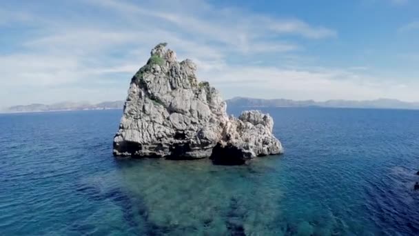 Roca de arrecife de piedra épica — Vídeo de stock