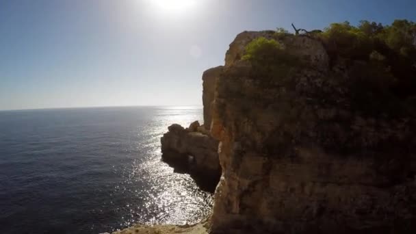 Acantilados de costa coloridos — Vídeo de stock