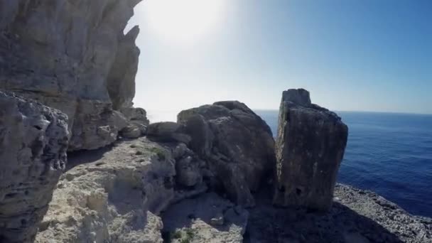 Acantilados costa rocosa paisaje — Vídeos de Stock