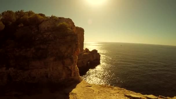 Sobrevolando la costa — Vídeos de Stock