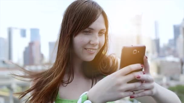 Jovem mulher usando telefone inteligente ao ar livre — Vídeo de Stock