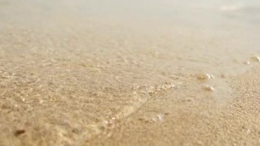 Dalgalar kum Beach'te