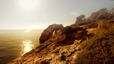 renkli sahil kayalıklarla