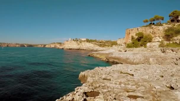 falaises côtières colorées 