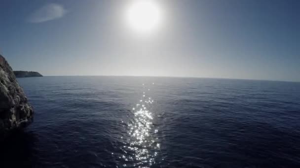 Sol refletindo na água do oceano — Vídeo de Stock