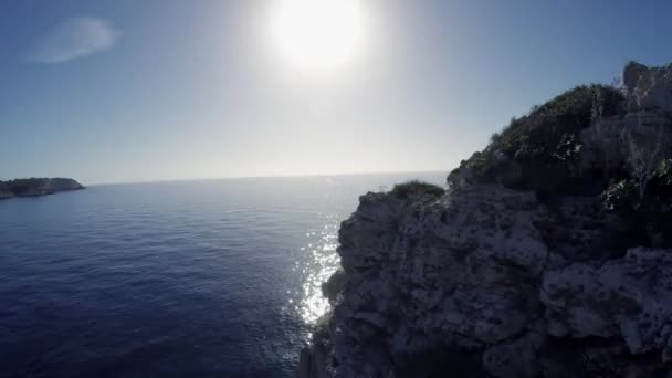 Sol refletindo na água do oceano — Vídeo de Stock