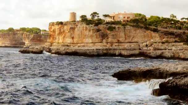 Paisaje marino de costa rocosa — Vídeos de Stock