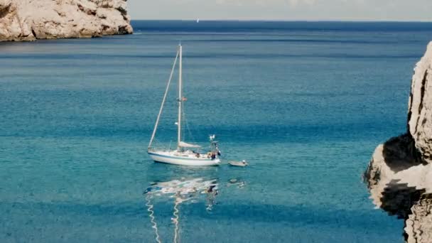 Resting in sailboat at beach shoreline — Stock Video