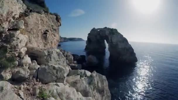 Acantilados de roca que sobresalen del agua — Vídeo de stock