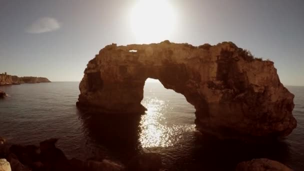 Roccia epica in piedi sulla spiaggia costiera — Video Stock