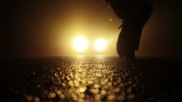 F pies caminando en la noche oscura — Vídeos de Stock