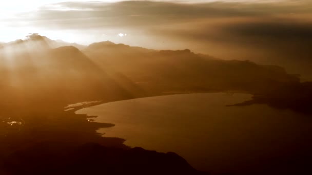 Eiland kustlijn landschap bij zonsondergang — Stockvideo