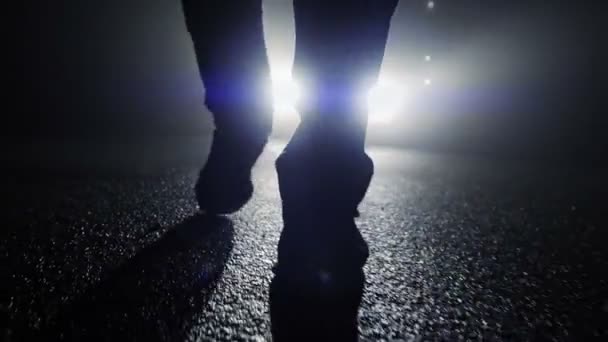 Homme pieds marchant sur le côté marcher — Video