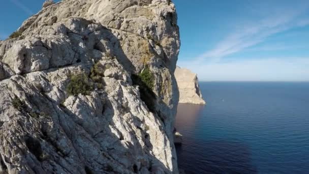 Βράχου γκρεμούς που στέκεται έξω από το νερό — Αρχείο Βίντεο