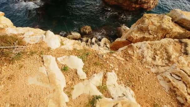 Increíble paisaje de la costa rocosa — Vídeo de stock