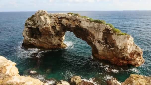 Scena sul mare di maestosa scogliera — Video Stock