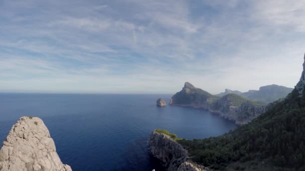 Felsen am Strand am Meer — Stockvideo