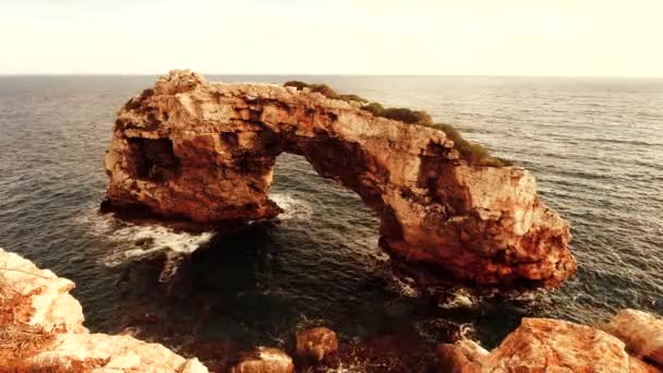 Maestosa roccia nel paesaggio marino — Video Stock