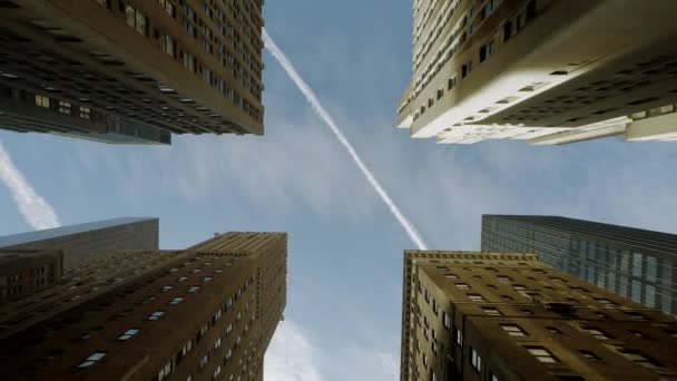 Şehir manzarası ile uzun boylu gökdelenler — Stok video