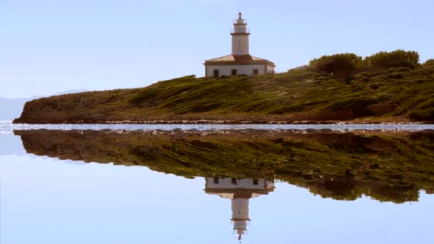 Torre de luz reflejándose en el agua — Vídeos de Stock