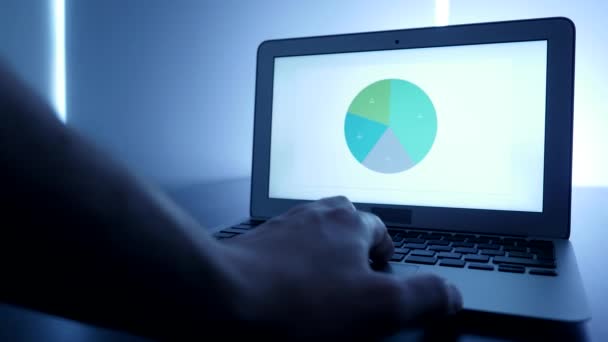 Diagramas na tela do computador portátil — Vídeo de Stock