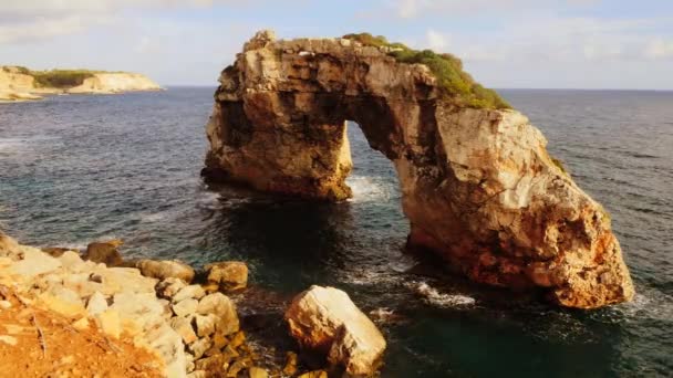 Roche majestueuse dans le paysage marin — Video