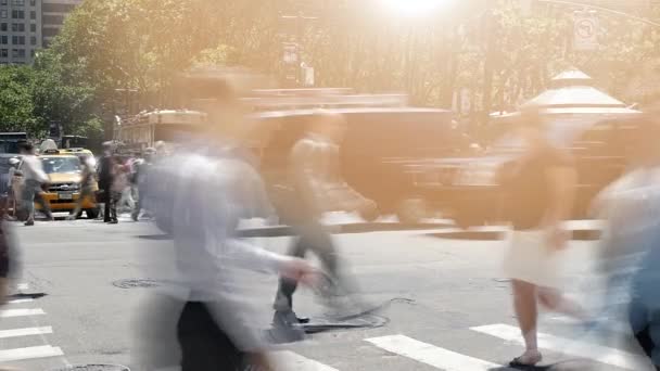 Mensen lopen op drukke stad straat — Stockvideo