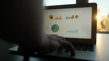 İş çizelgeleri ile Laptop perde