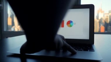 İş çizelgeleri ile Laptop perde