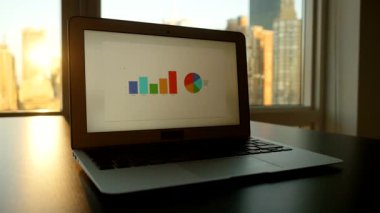 İş çizelgeleri ile Laptop perde