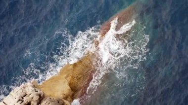 oceanside plajda kayalar