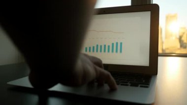 İş çizelgeleri ile Laptop perde