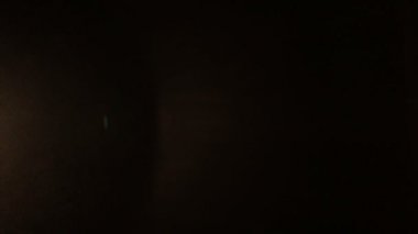 koyu arka plan içine ışık ışınları