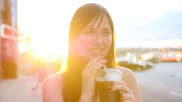 Mulher bebendo refrigerante — Vídeo de Stock