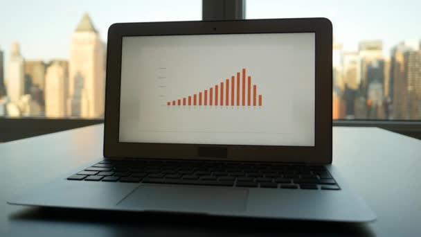 Écran d'ordinateur portable avec des diagrammes d'affaires — Video