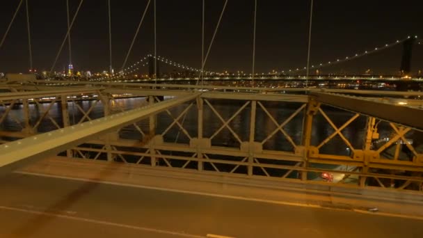 Verkeer rijden op de brug — Stockvideo