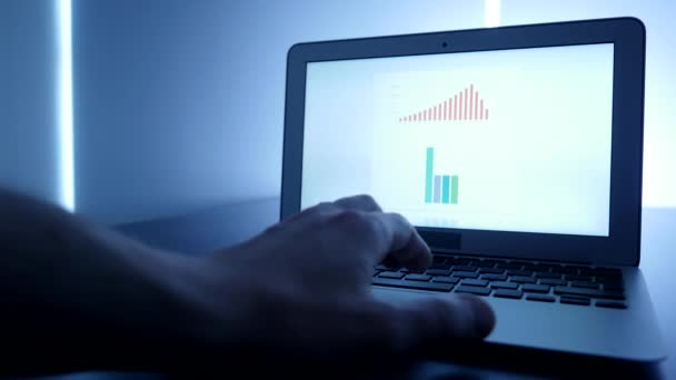 Diagramas na tela do computador portátil — Vídeo de Stock