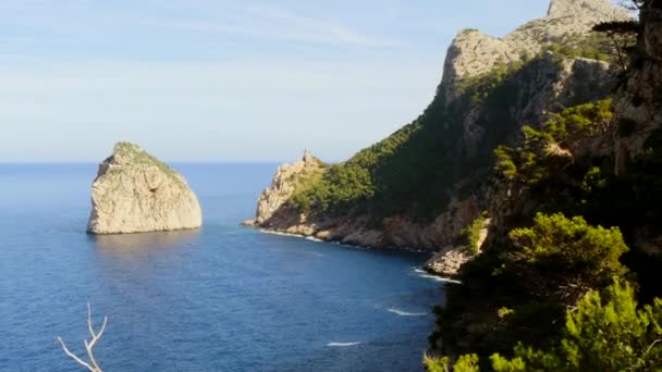 Roches à la plage au bord de l'océan — Video