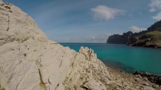 côte avec vue sur la plage turquoise 