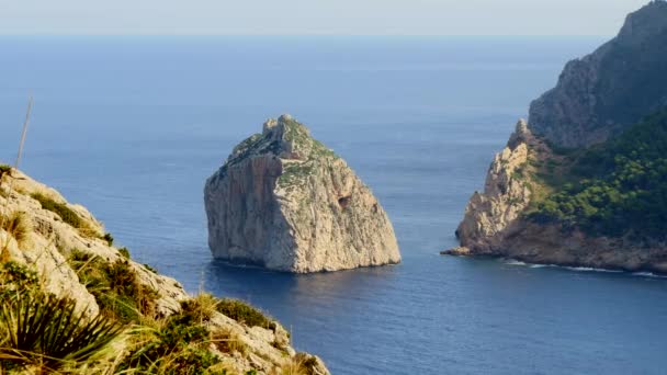 Βράχια στην παραλία oceanside — Αρχείο Βίντεο