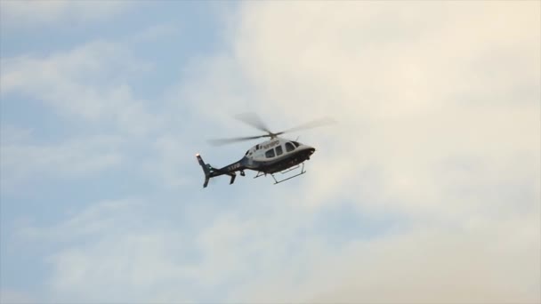 Police Hélicoptère volant par arrière-plan de sécurité — Video