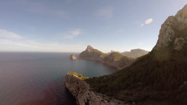 Kliffen in zeegezicht kust landschap — Stockvideo