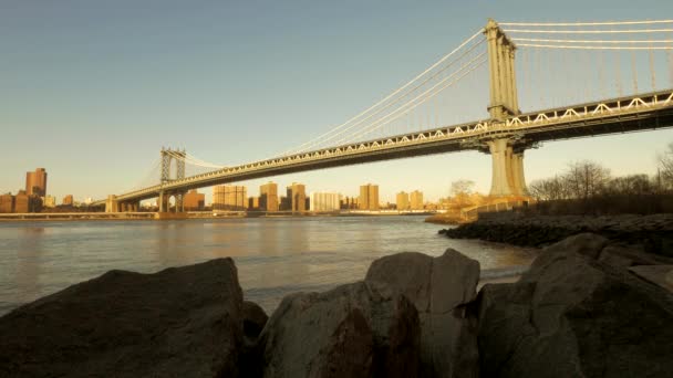 Ponte que atravessa o rio — Vídeo de Stock