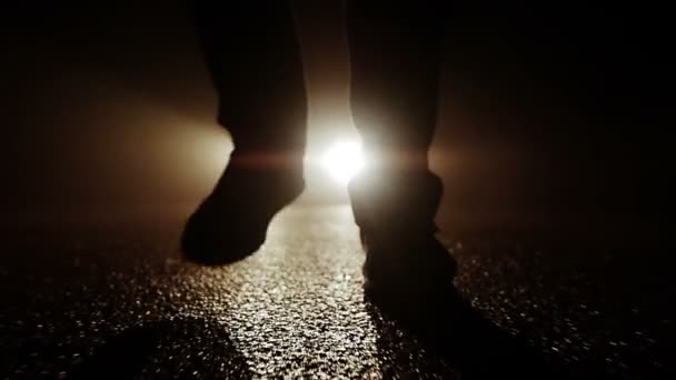 Voeten lopen in donkere nacht — Stockvideo
