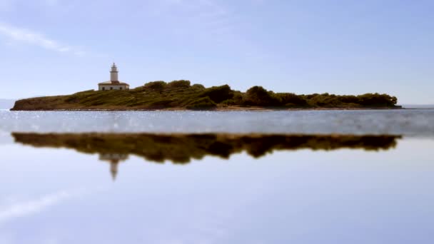 Small island with light tower — Stock Video